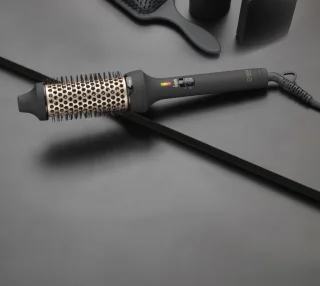 22692_B2B_en-eu_pictures_product_828390_diva-pro-styling-ceramic-hot-brush-40mm_1920x1080_1.jpg.webp