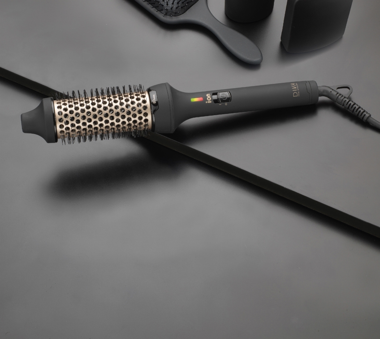 22692_B2B_en-eu_pictures_product_828390_diva-pro-styling-ceramic-hot-brush-40mm_1920x1080_1.jpg.webp