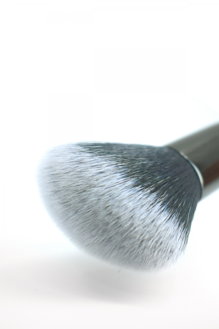 30718_B2B_fi-fi_pictures_product_E514_elixir-make-up-flawless-face-brush_1920x1080_1.jpg.webp