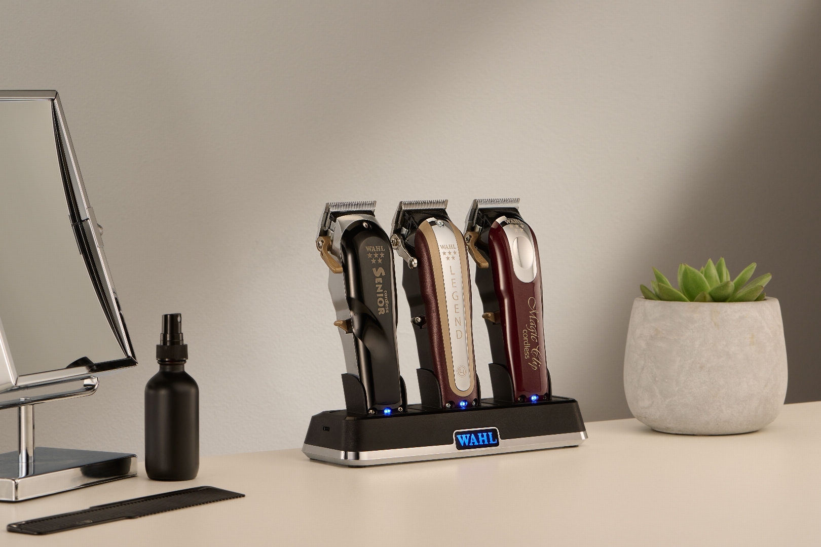 36488_B2B_en-eu_pictures_product_8093510_wahl-charging-power-station-for-3x-cordless-clipper_1920x1080_4.jpg.webp