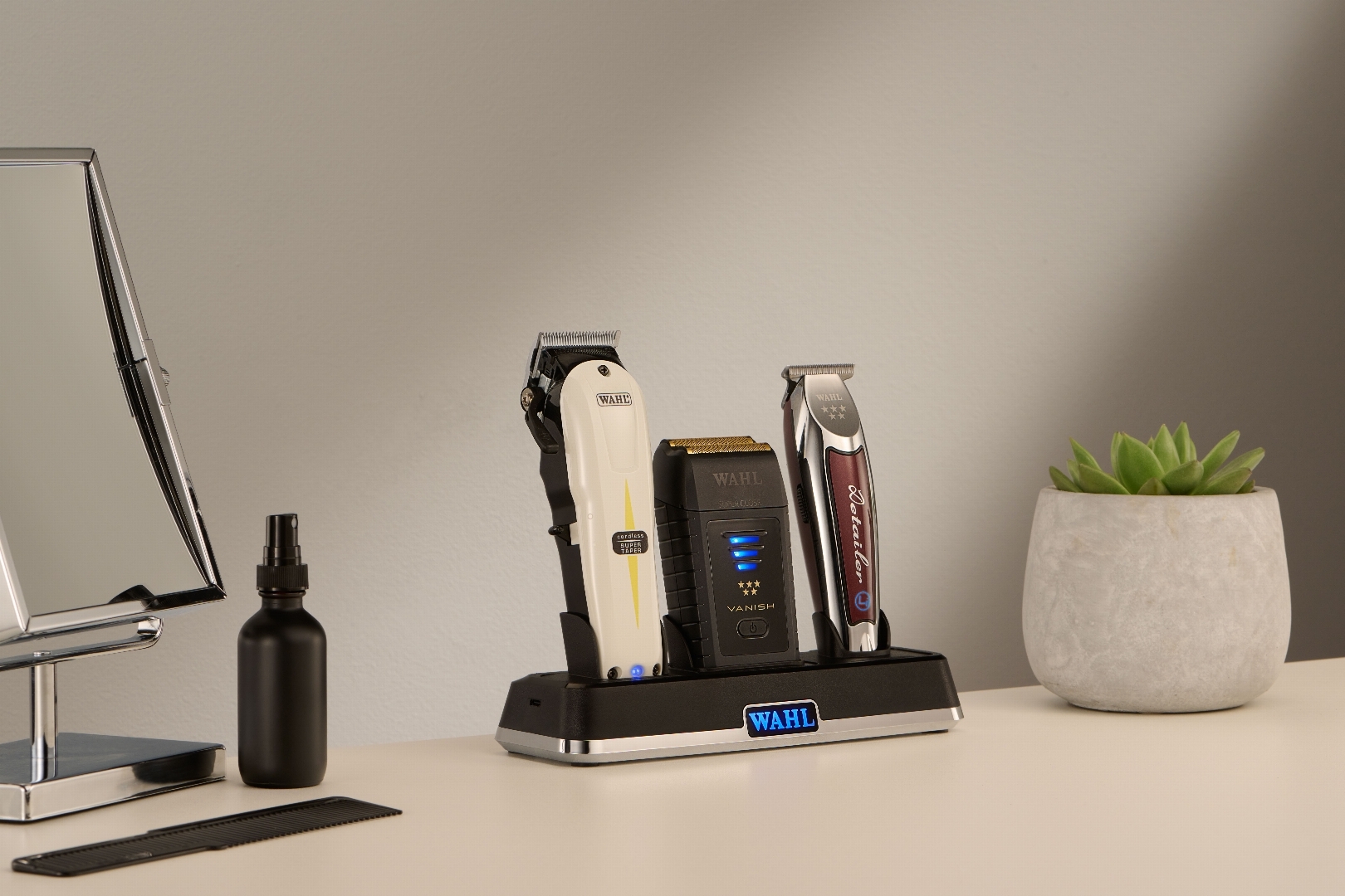 36488_B2B_en-eu_pictures_product_8093510_wahl-charging-power-station-for-3x-cordless-clipper_1920x1080_5.jpg.webp